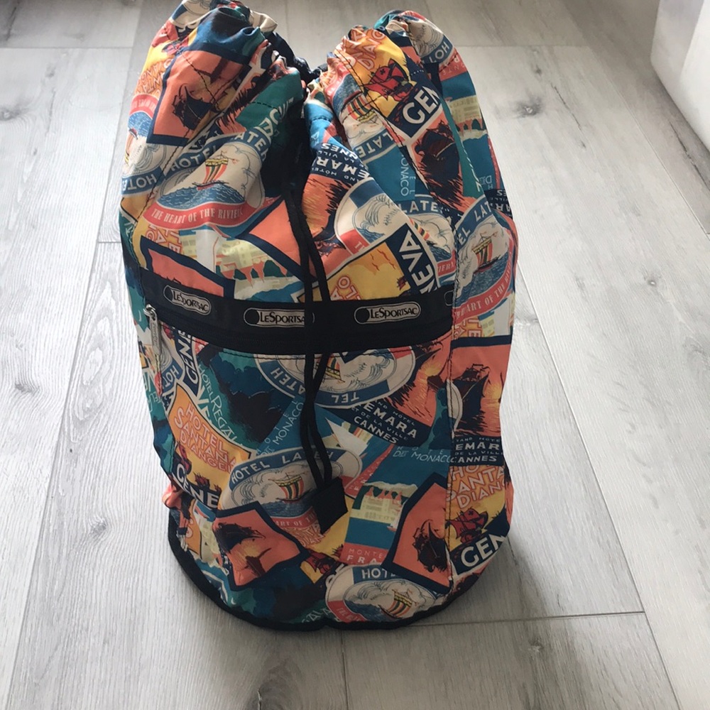 💕 LeSportsac Cross Body Bag 18x11 in